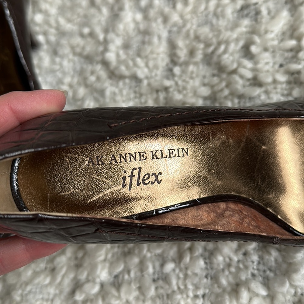NEW* AK Anne Klein iFlex Cake Walk Brown Faux Leather Pointed Toe Pumps Sz 6M - Picture 7 of 10